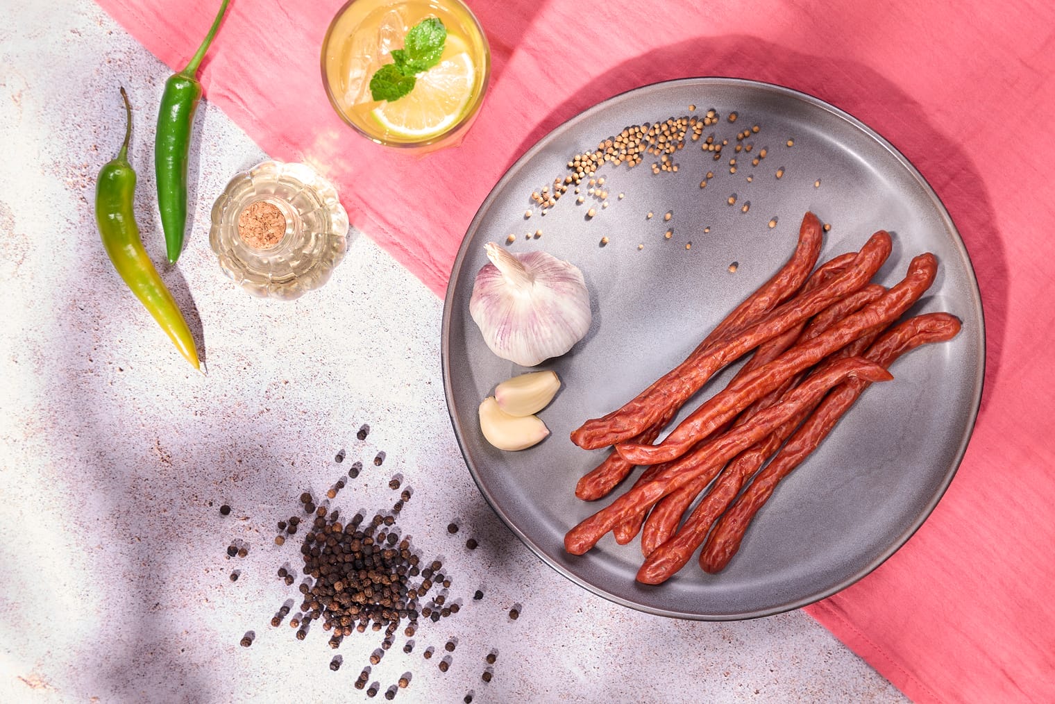 Pikante Mettwurst: natürlicher Genuss zum Mitnehmen – mit einer extra Knoblauch-Note.