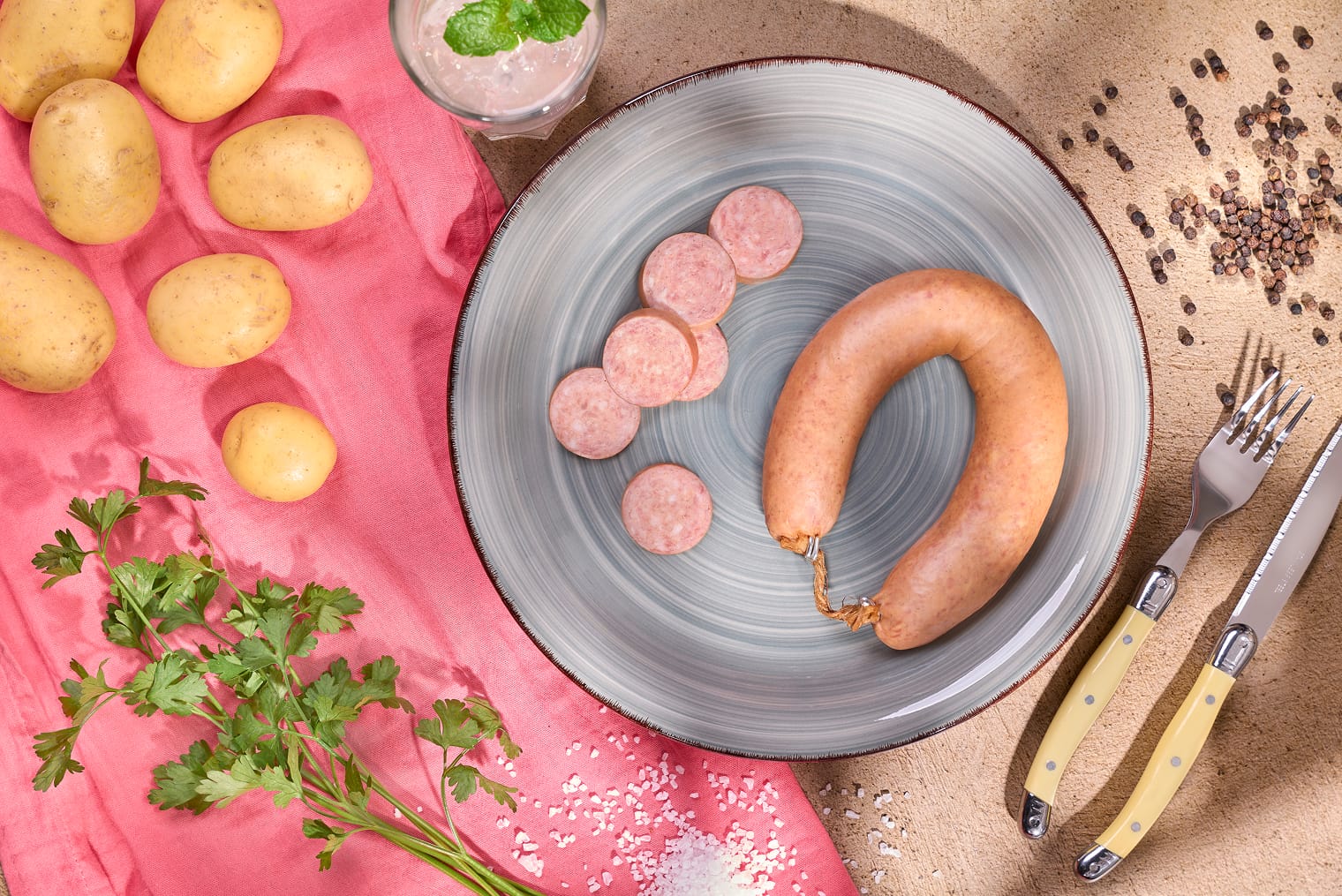 Heinrichs Kartoffelmettwurst: Frischer, kräftiger Fleischgeschmack, feine Rauch- Koriander- Majoran-Note und feiner Kartoffelgeschmack