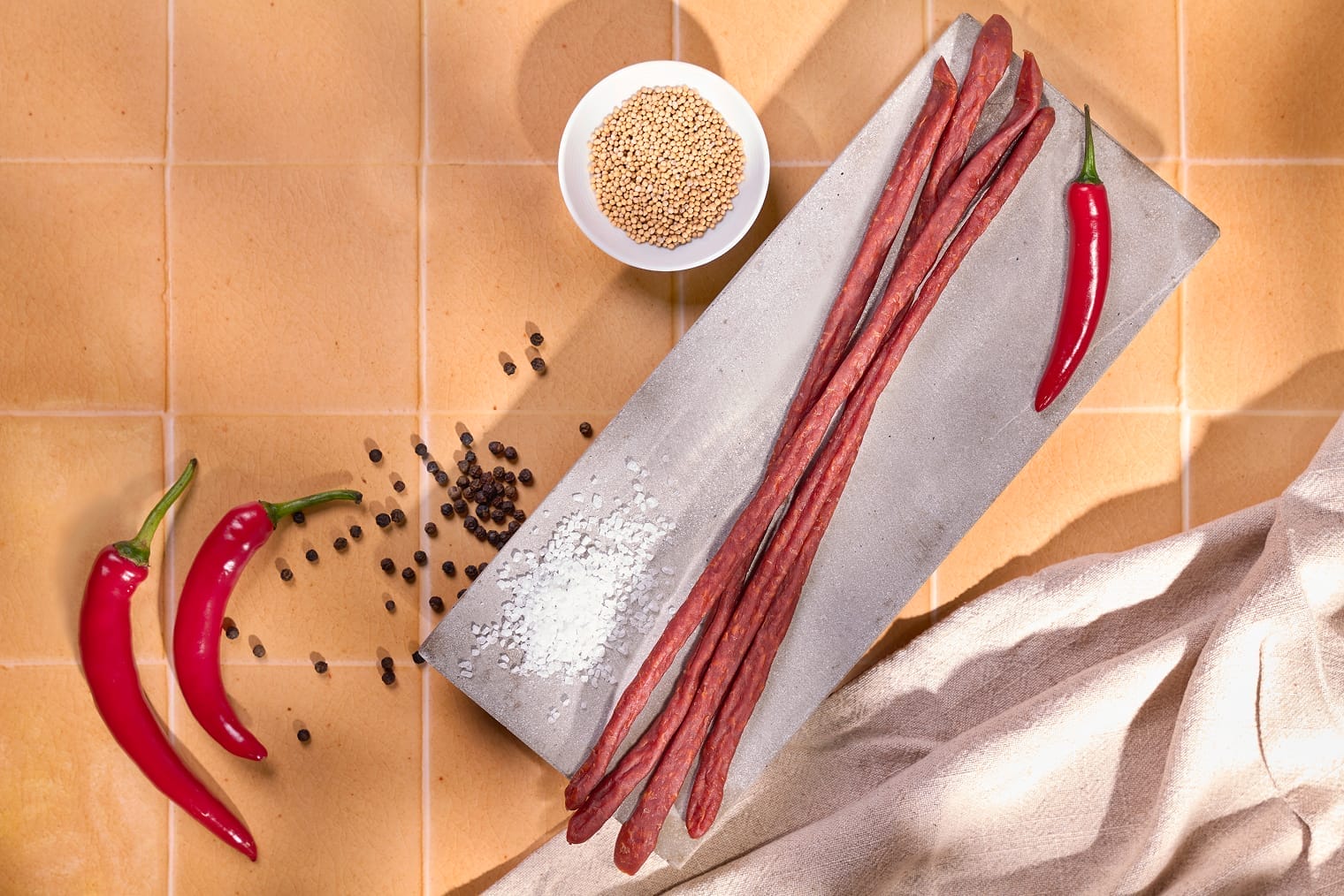 Mettwurst mit Chili: Herzhaftes Aroma trifft fein-feurige Note – natürlich gereift, mit knackigem Biss.